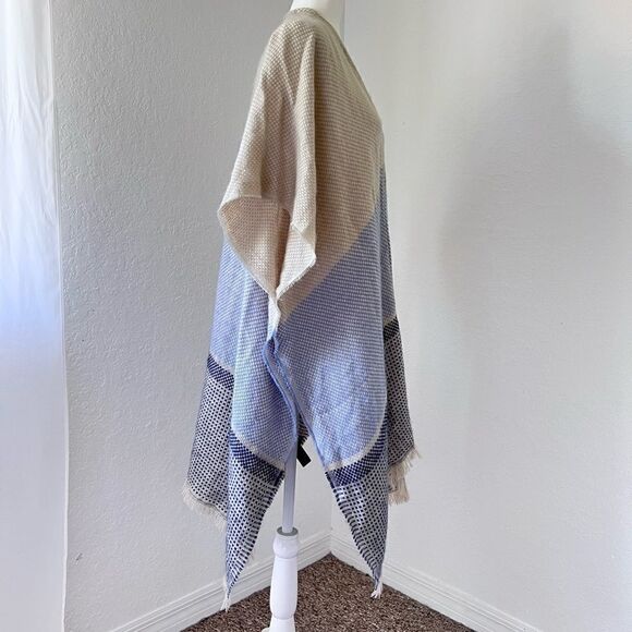 Do everything in Love poncho - Picture 3 of 5